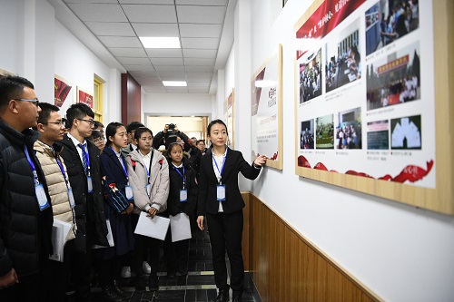 参观“爱的足迹”文化教育长廊2