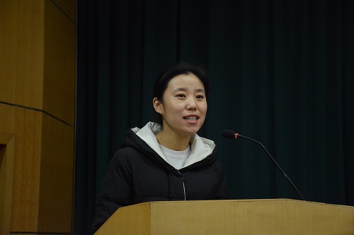 院团委副书记、学生236党支部岳文慧发言
