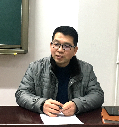 副院长侯俊华主持会议